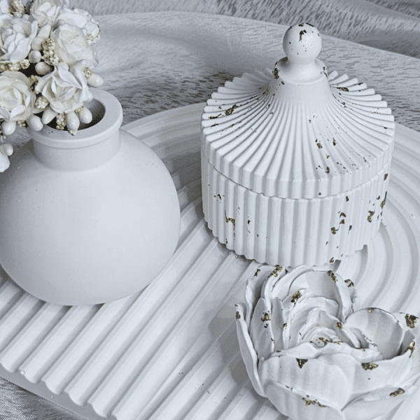 White and gold gypsum décor set with vase, lidded jar, heart-shaped rose, and rainbow-style ribbed tray.décor, gifting, or as a passive diffuser.