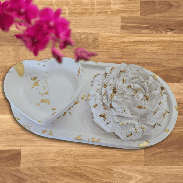 Gypsum heart-shaped dish and rose on an elegant tray, accented with gold, perfect for home décor and fragrance infusion.