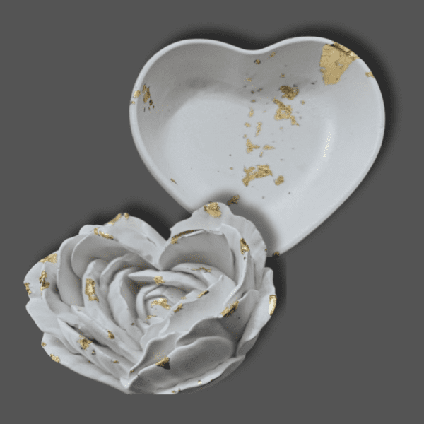 Gypsum rose and heart-shaped tray set, designed for passive diffusion with essential oils, perfect for small spaces.