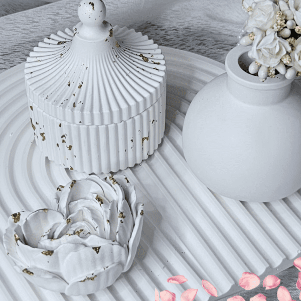 White and gold gypsum décor set with vase, lidded jar, heart-shaped rose, and rainbow-style ribbed tray.rainbow-inspired tray. Perfect for home décor, gifting, or as a passive diffuser.