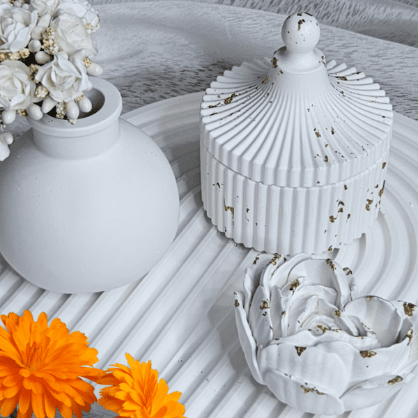 White and gold gypsum décor set with vase, lidded jar, heart-shaped rose, and rainbow-style ribbed tray.