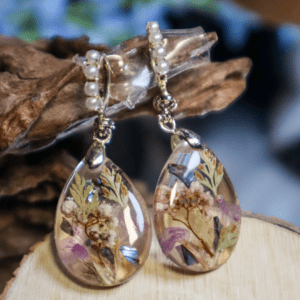 Handcrafted transparent drop earrings with dried flowers and abalone shells, stainless steel hooks, lightweight at 4g, and 5.5 cm long.