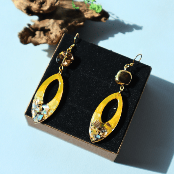 Handmade yellow resin earrings with embedded abalone shells, gold-plated hypoallergenic stainless steel hooks, measuring 7 cm