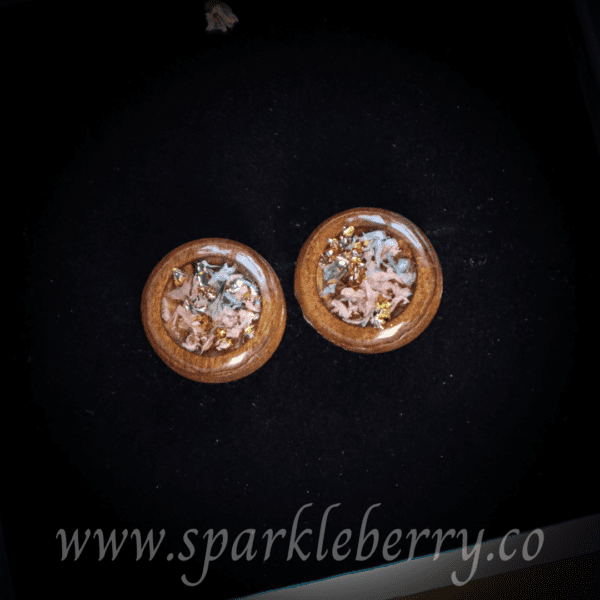 Handcrafted wooden bezel ear studs with dried flowers and gold flakes encased in resin, lightweight at 1.5g, with a 2 cm diameter.